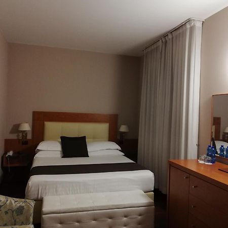 Hotel Clarin 14 By Dori Peschiera del Garda Eksteriør billede