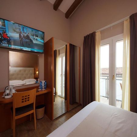 Hotel Clarin 14 By Dori Peschiera del Garda Eksteriør billede