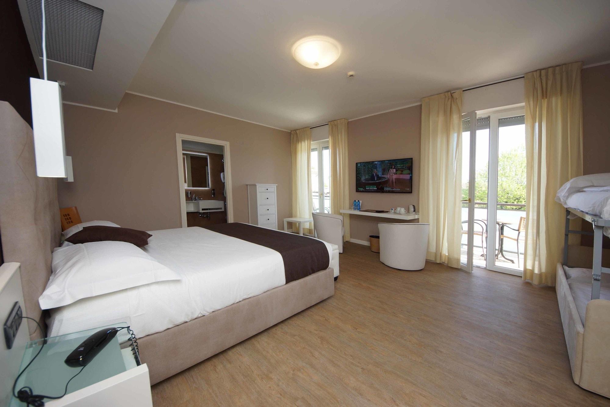 Hotel Clarin 14 By Dori Peschiera del Garda Eksteriør billede